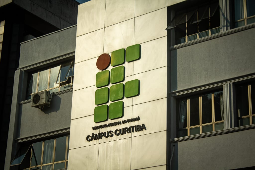 fachada do IFPR com logo e frase Câmpus Curitiba
