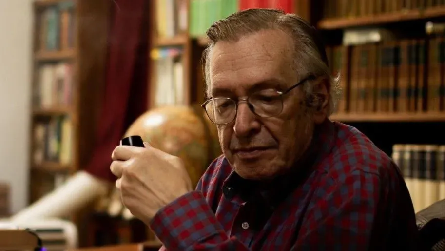 Projeto dá nome de Olavo de Carvalho a escola em Curitiba