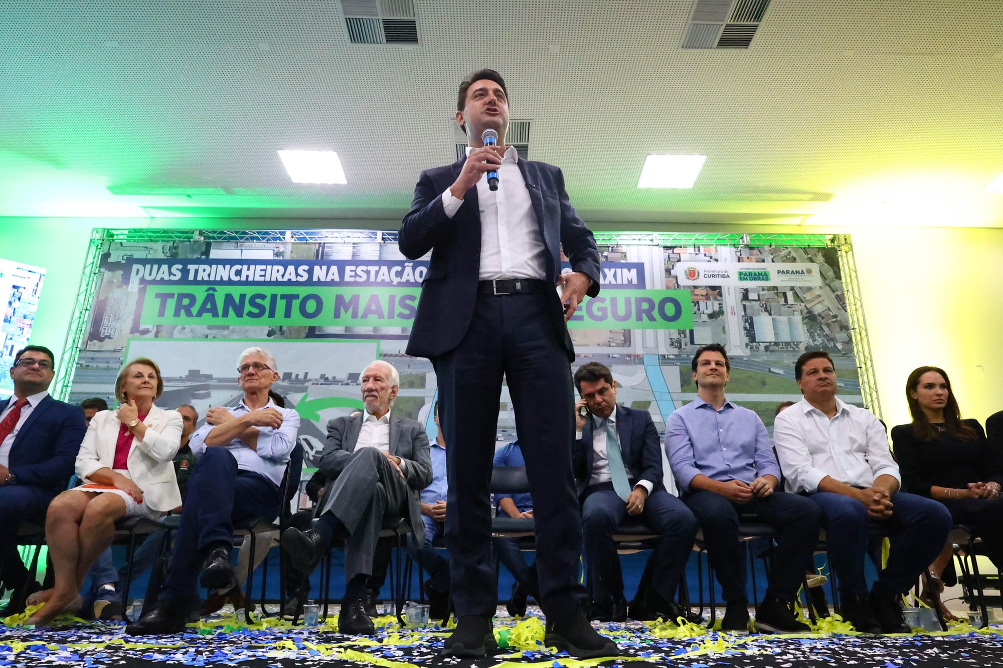 pessoas brancas sentadas