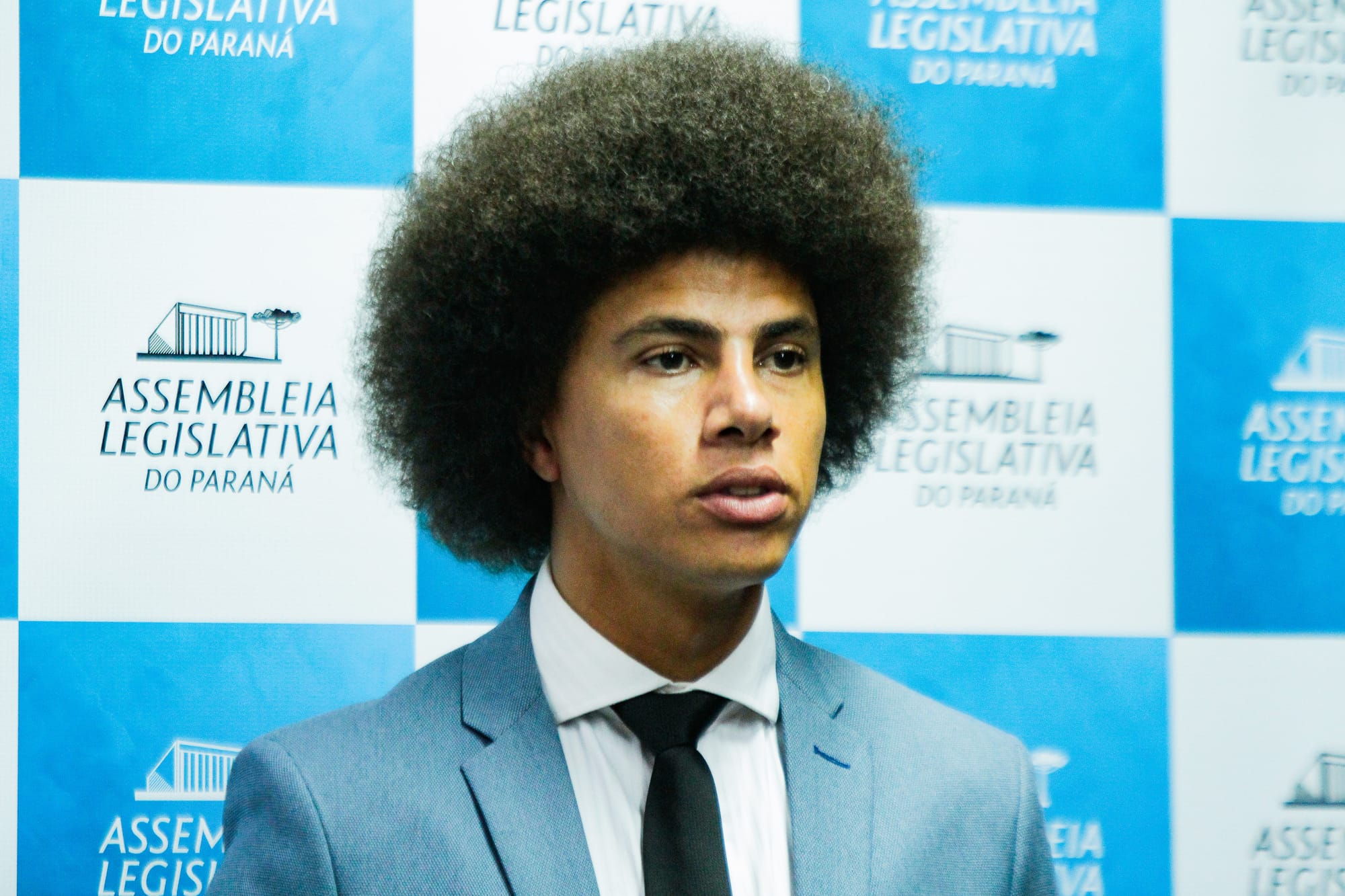 homem negro de paletó