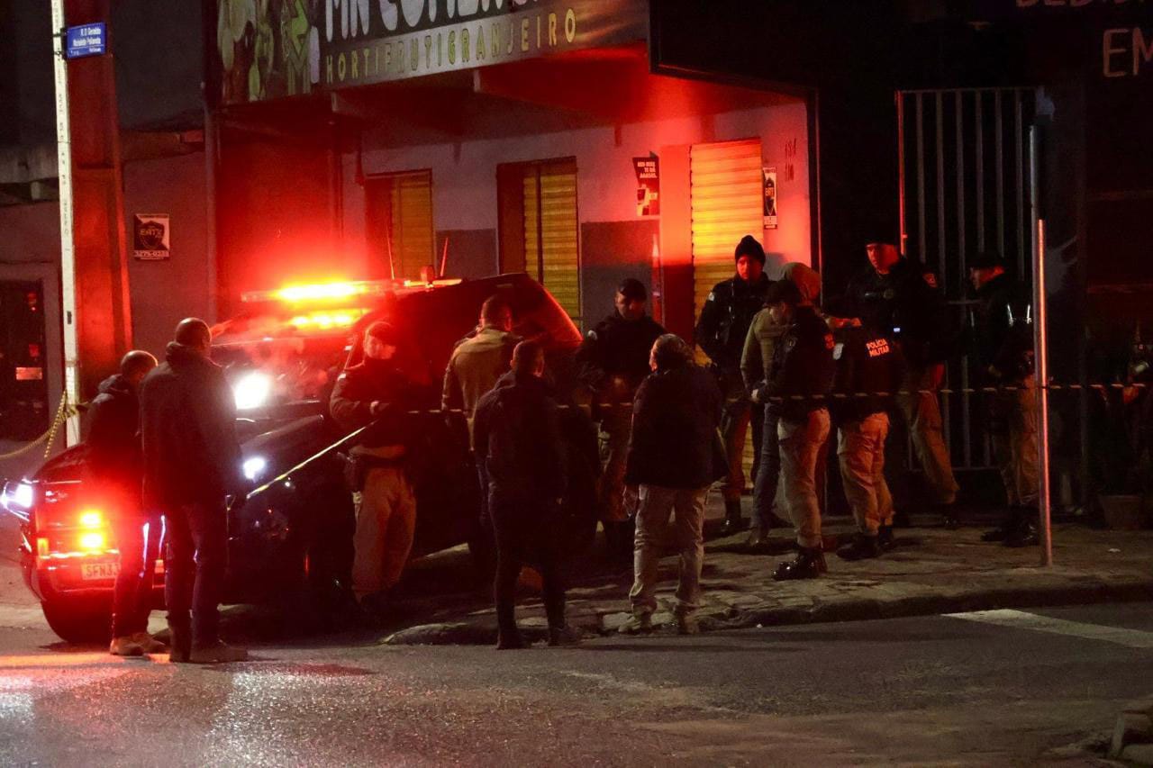 Polícias cumprem mandados contra grupo que controla tráfico de drogas na região da praça Tiradentes