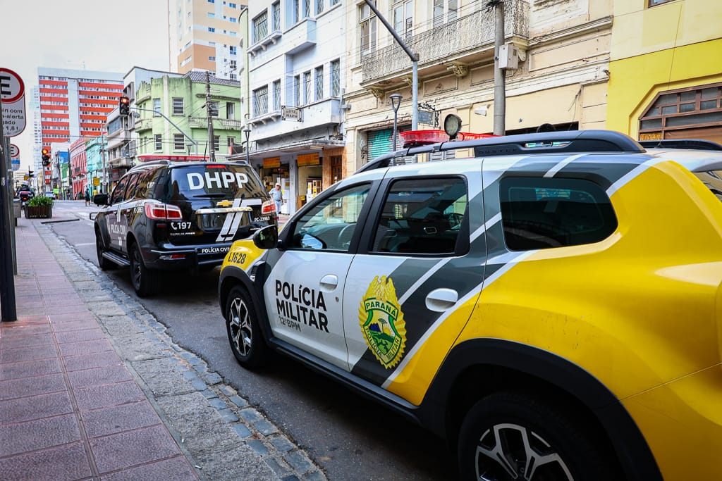 viatura preta e viatura amarela das polícias do Paraná