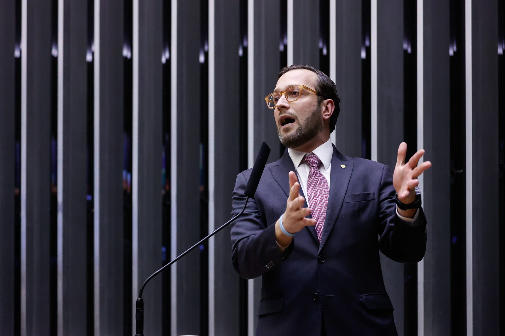Filipe Barros é citado em inquérito sobre possíveis crimes contra a soberania