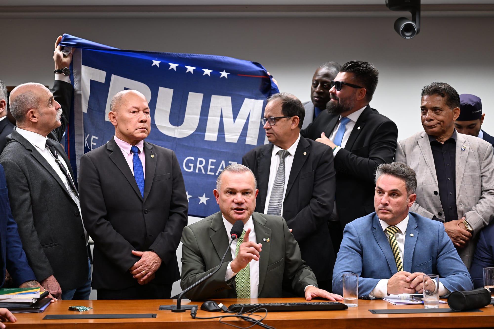 Dois paranaenses participaram de ato com bandeira de Trump na Câmara