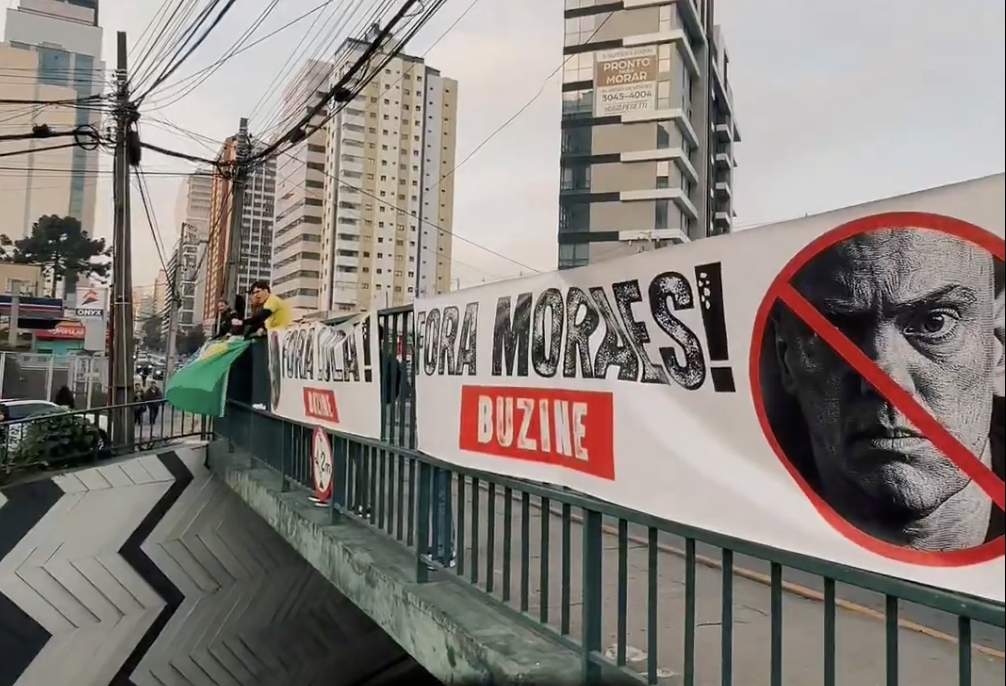 Grupo de bolsonaristas faz buzinaço em viaduto contra Lula e Alexandre de Moraes