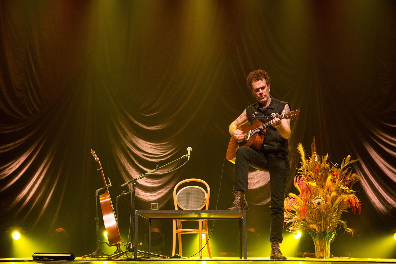 Nando Reis apresenta show "Voz e Violão" no Teatro Guaíra