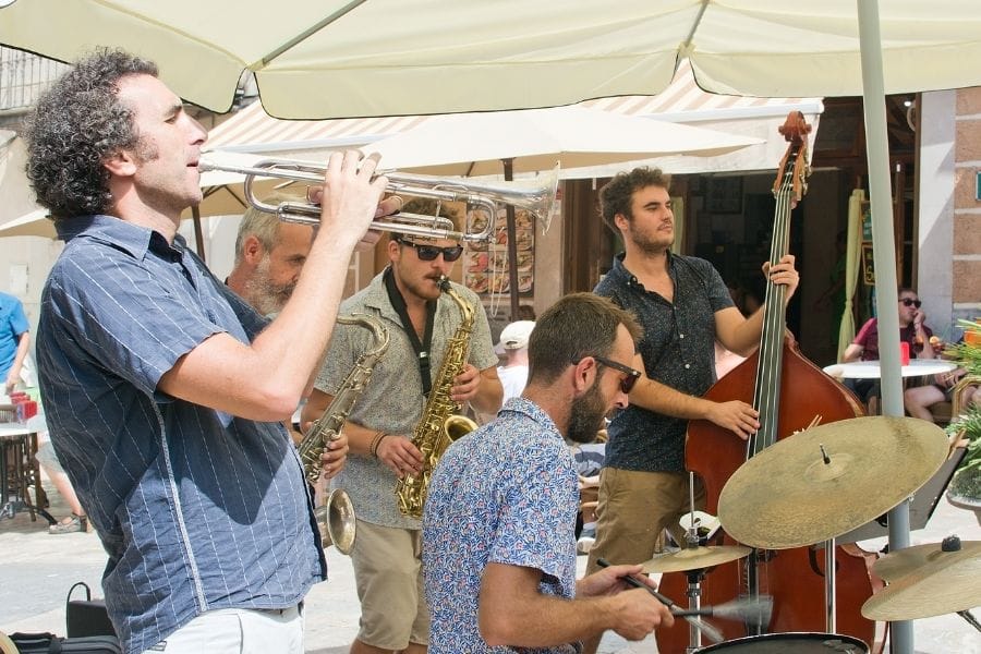 Projeto que permite música na área externa de bares e restaurantes será votado na Câmara