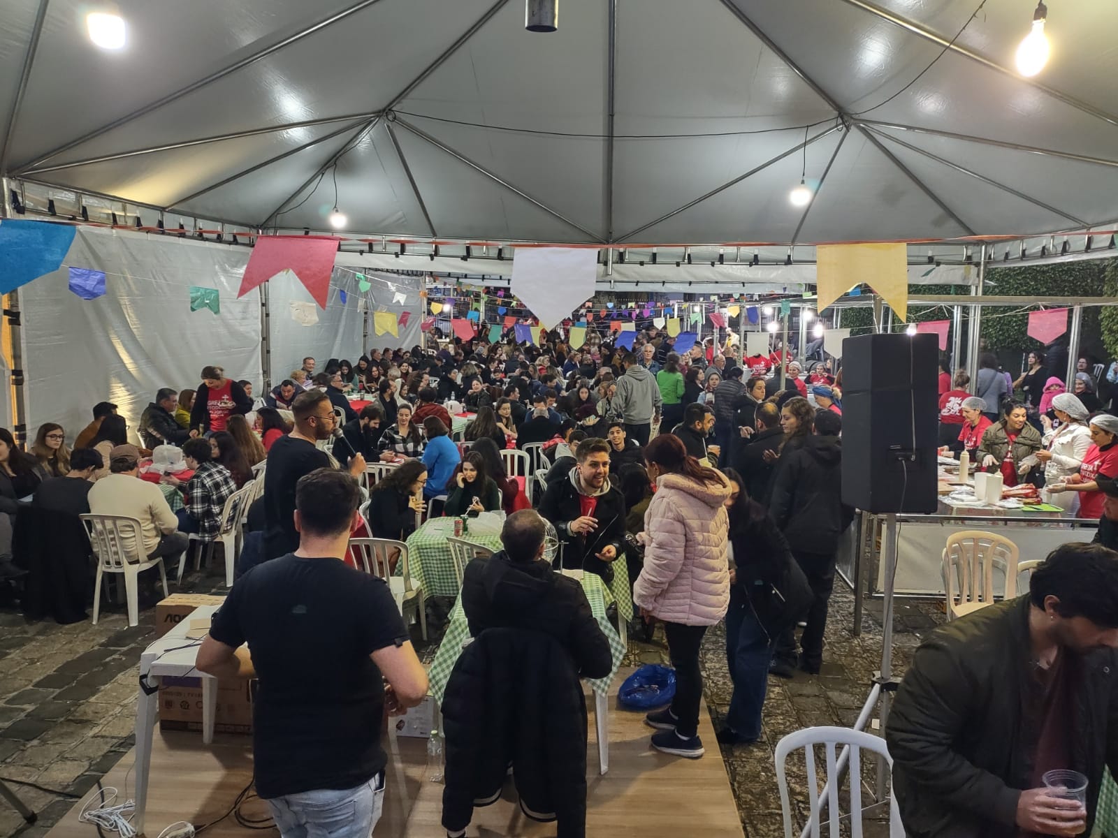 pessoas sentadas 