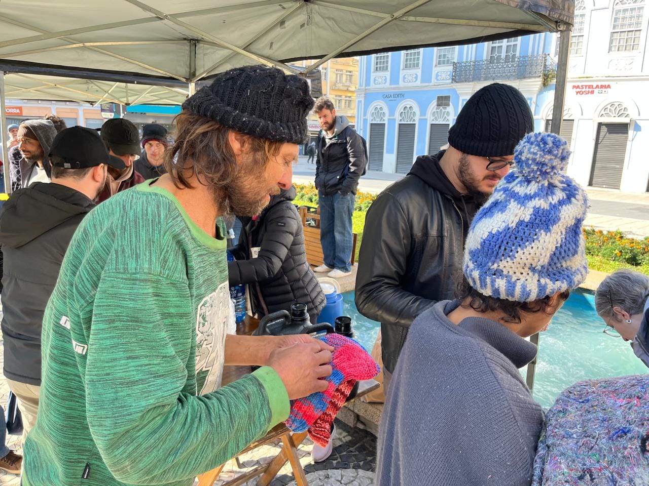 Distribuição de comida e roupas contra o frio reúne centenas em Curitiba