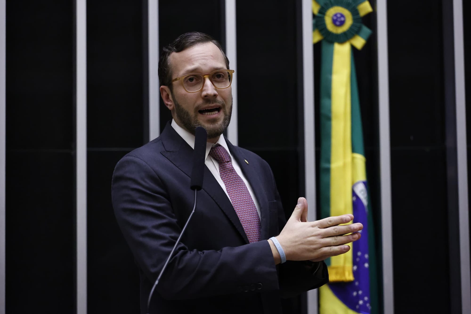 homem branco falando ao microfone
