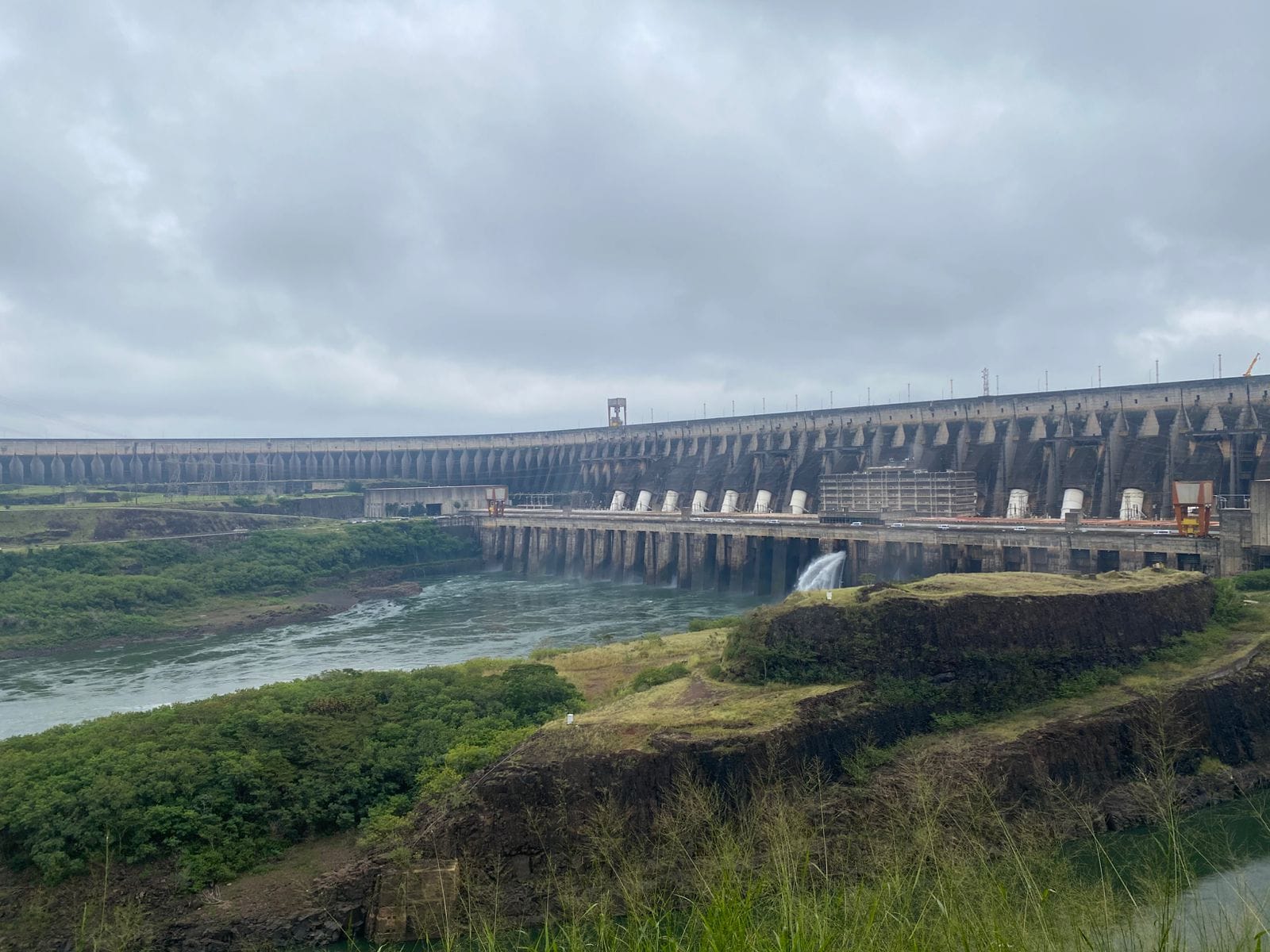 vertedouro da Itaipu Binacional