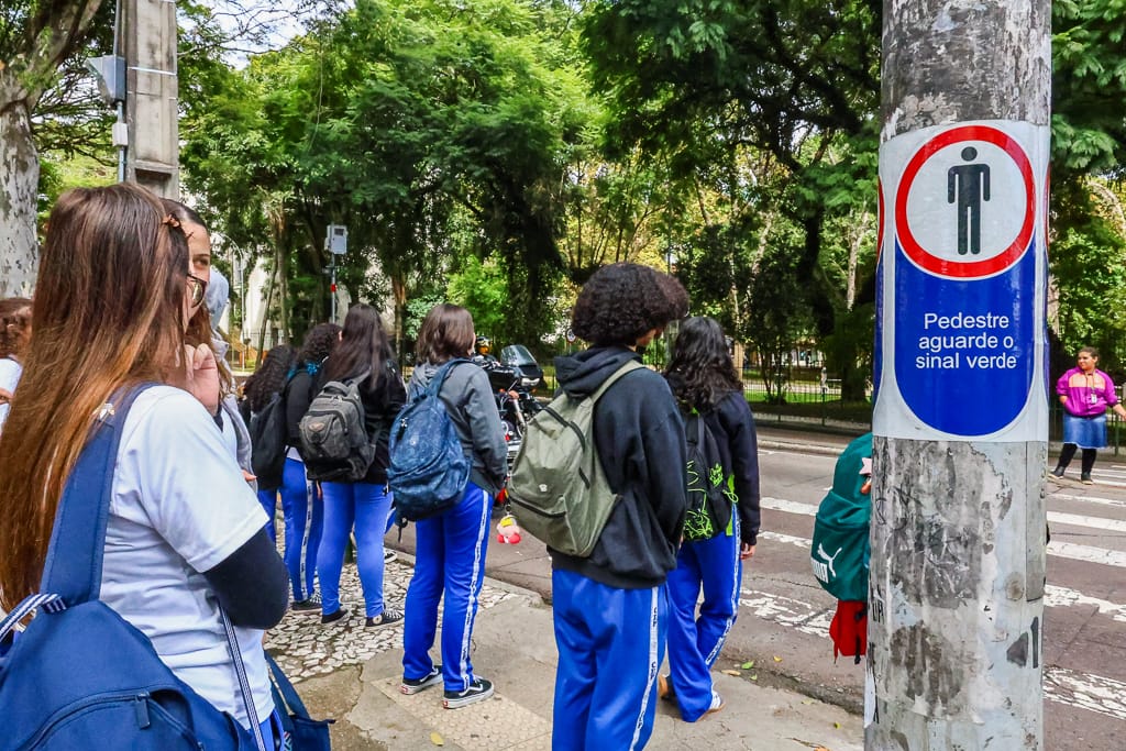 alunos atravessando a rua