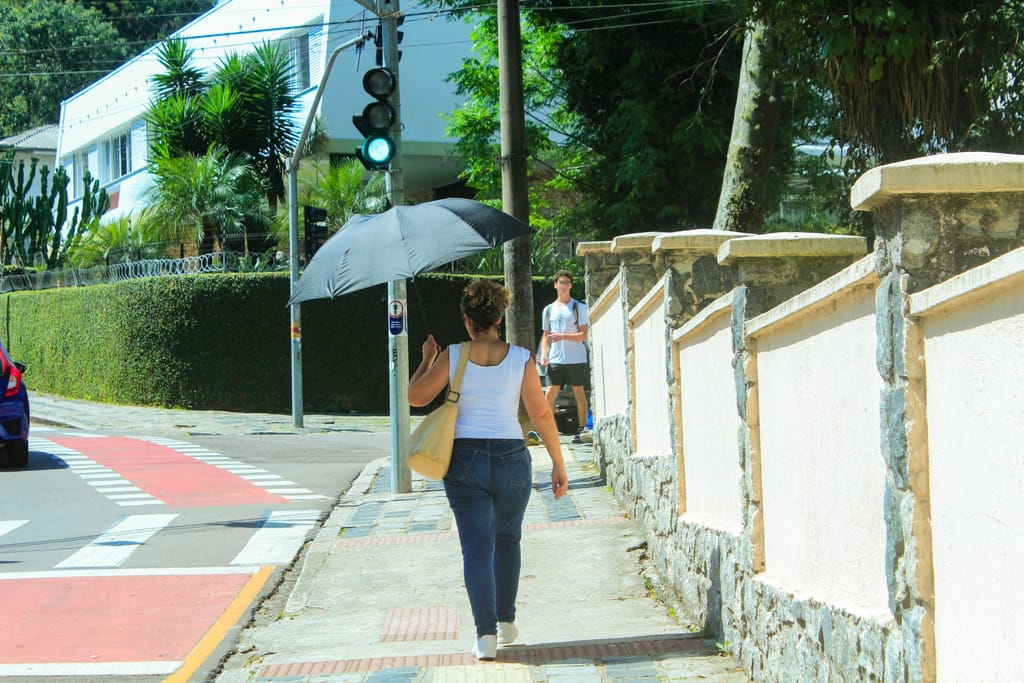 Quatro estações em uma semana: Curitiba vai da geada ao calorão, diz Simepar