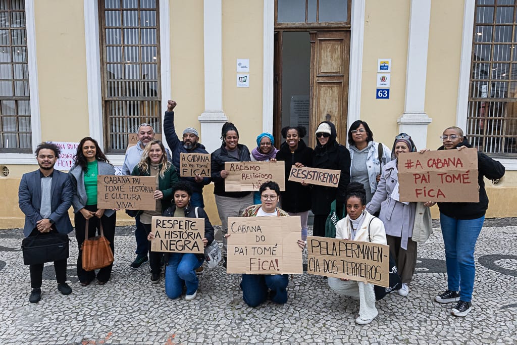 pessoas negras segurando cartazes