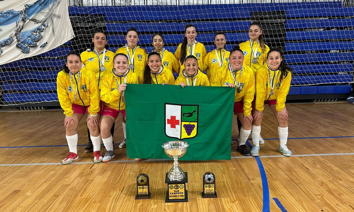 mulheres em formação de time de futebol