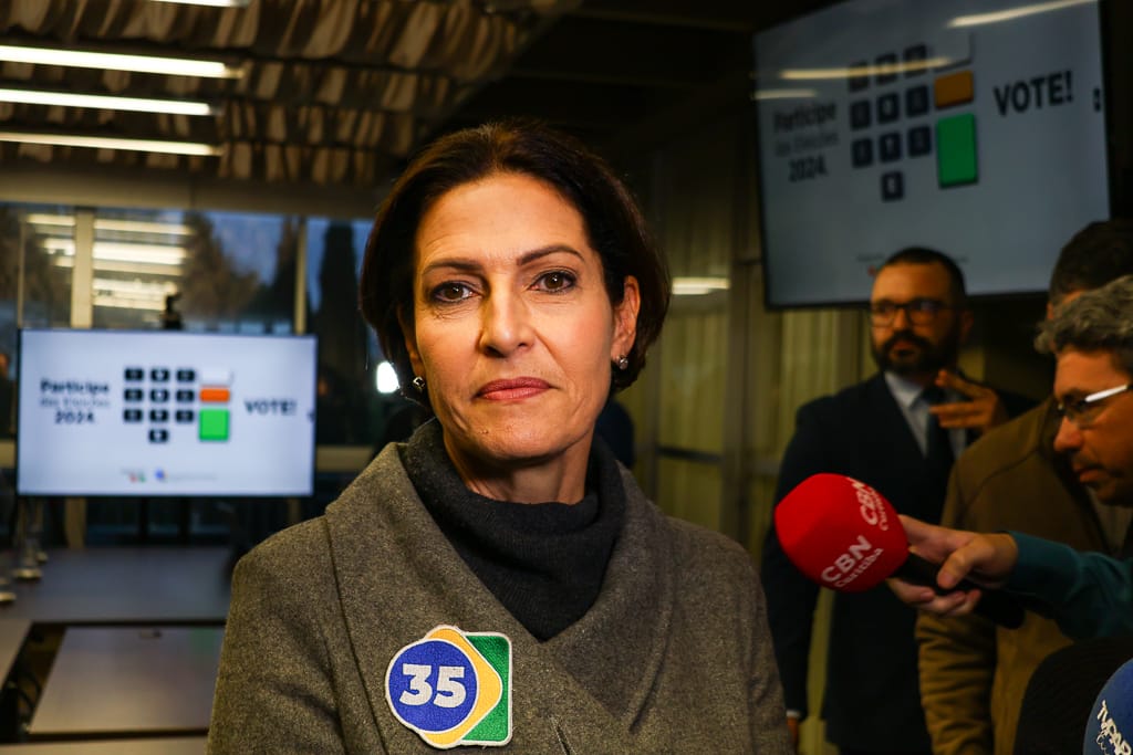 mulher branca olhando para câmera