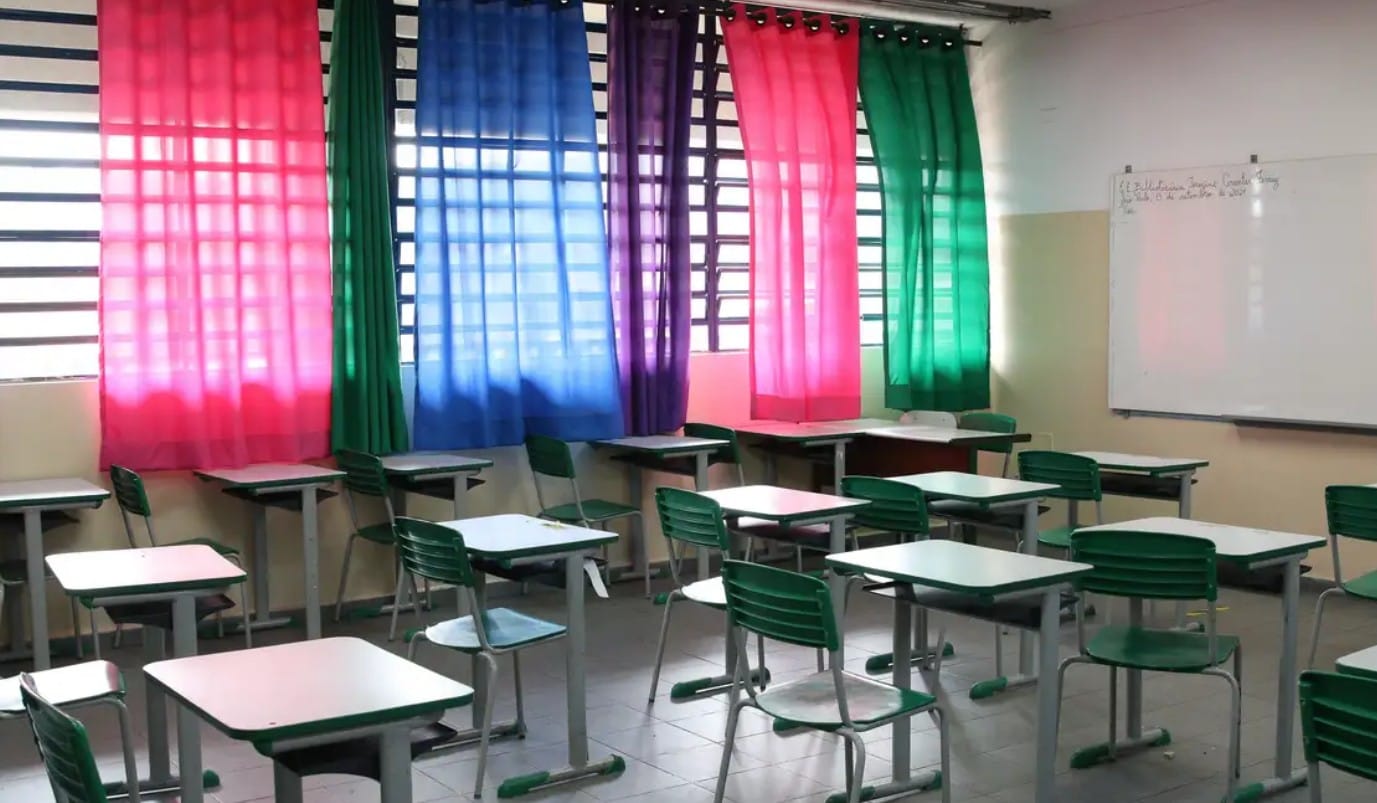 sala de aula vazia, com cortinas coloridas