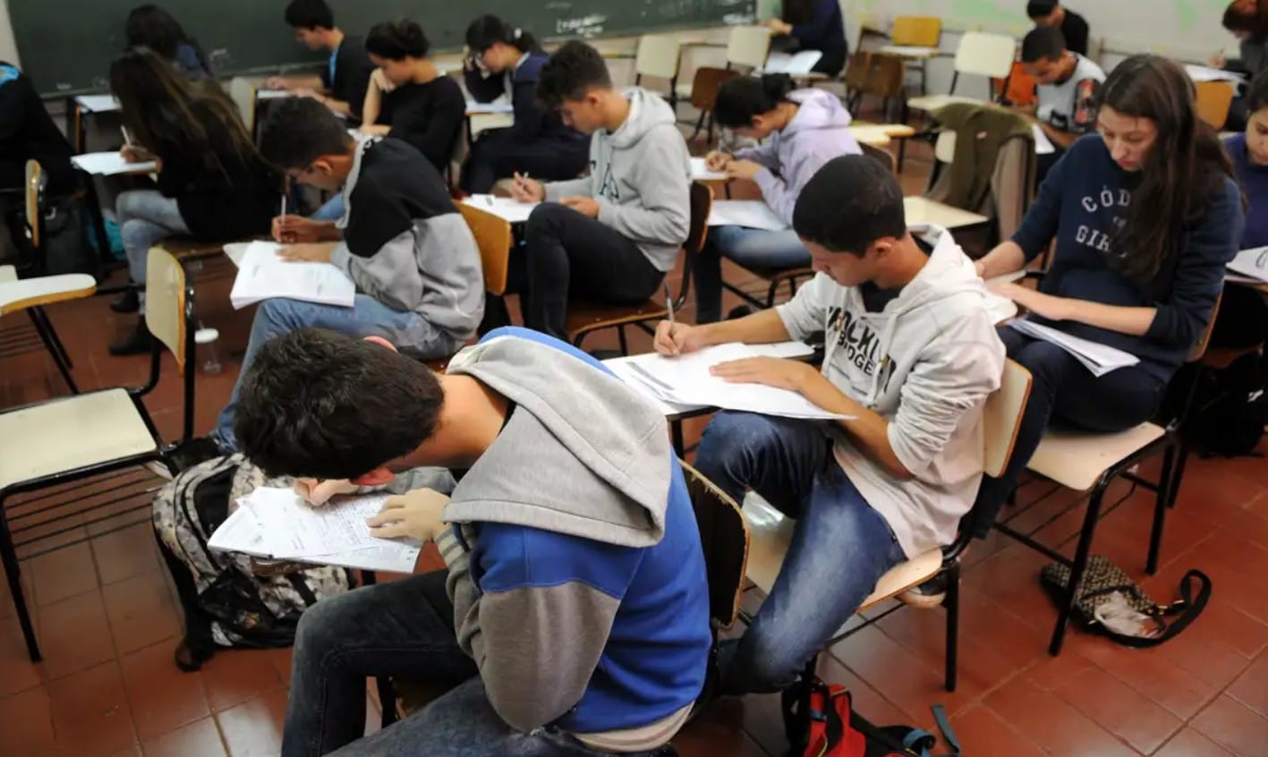 pessoas brancas estudando