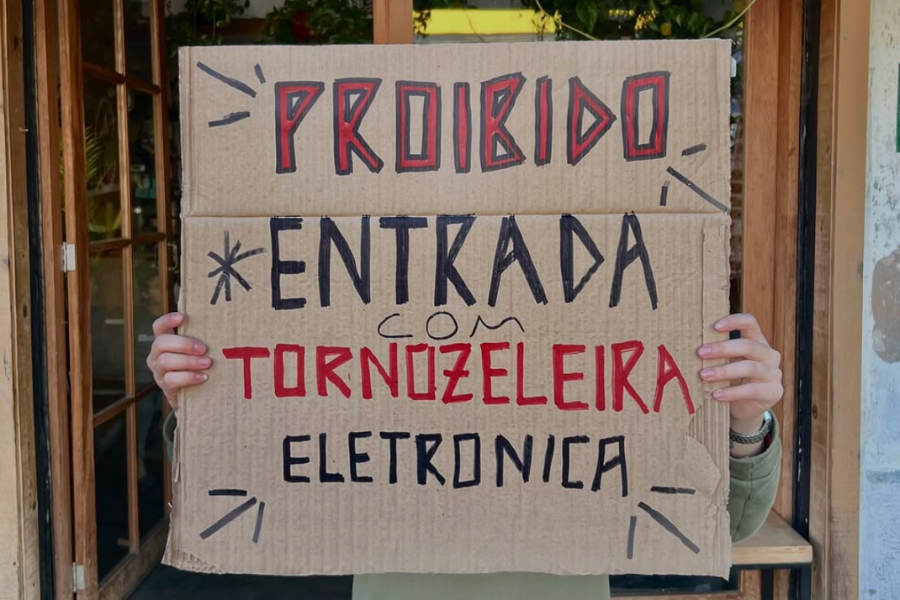 Após medidas contra Bolsonaro, café de Curitiba proíbe clientes com tornozeleira eletrônica