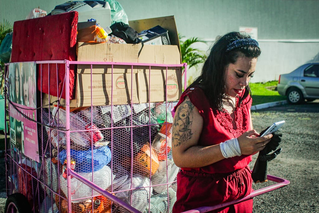 Catadora de recicláveis que virou influenciadora conta o lado bom e os problemas da profissão