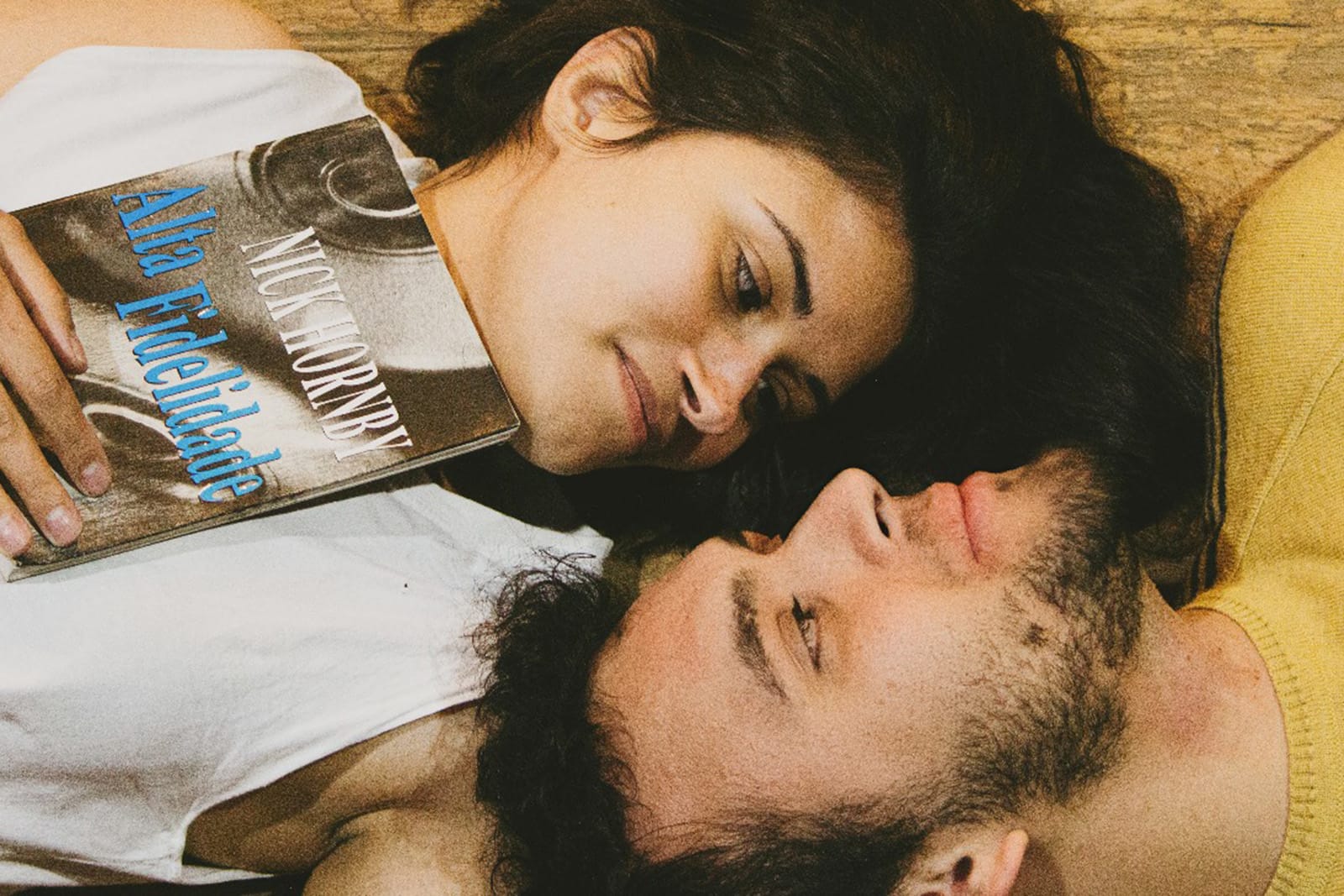 Livros, discos e os silêncios do amor moderno vão ao palco em "Lado B"