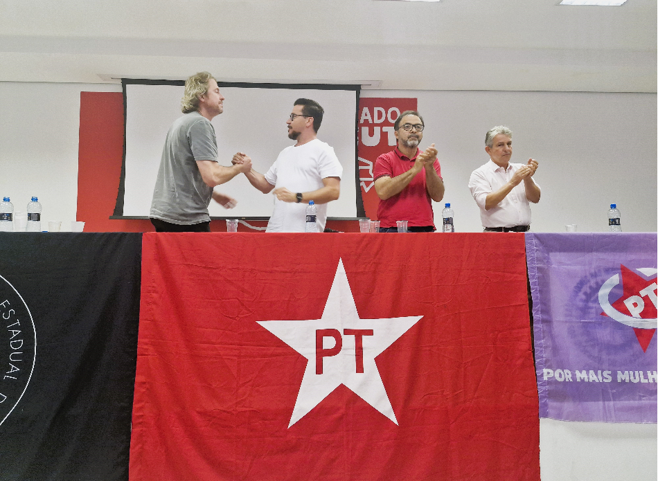 homens brancos batendo palmas