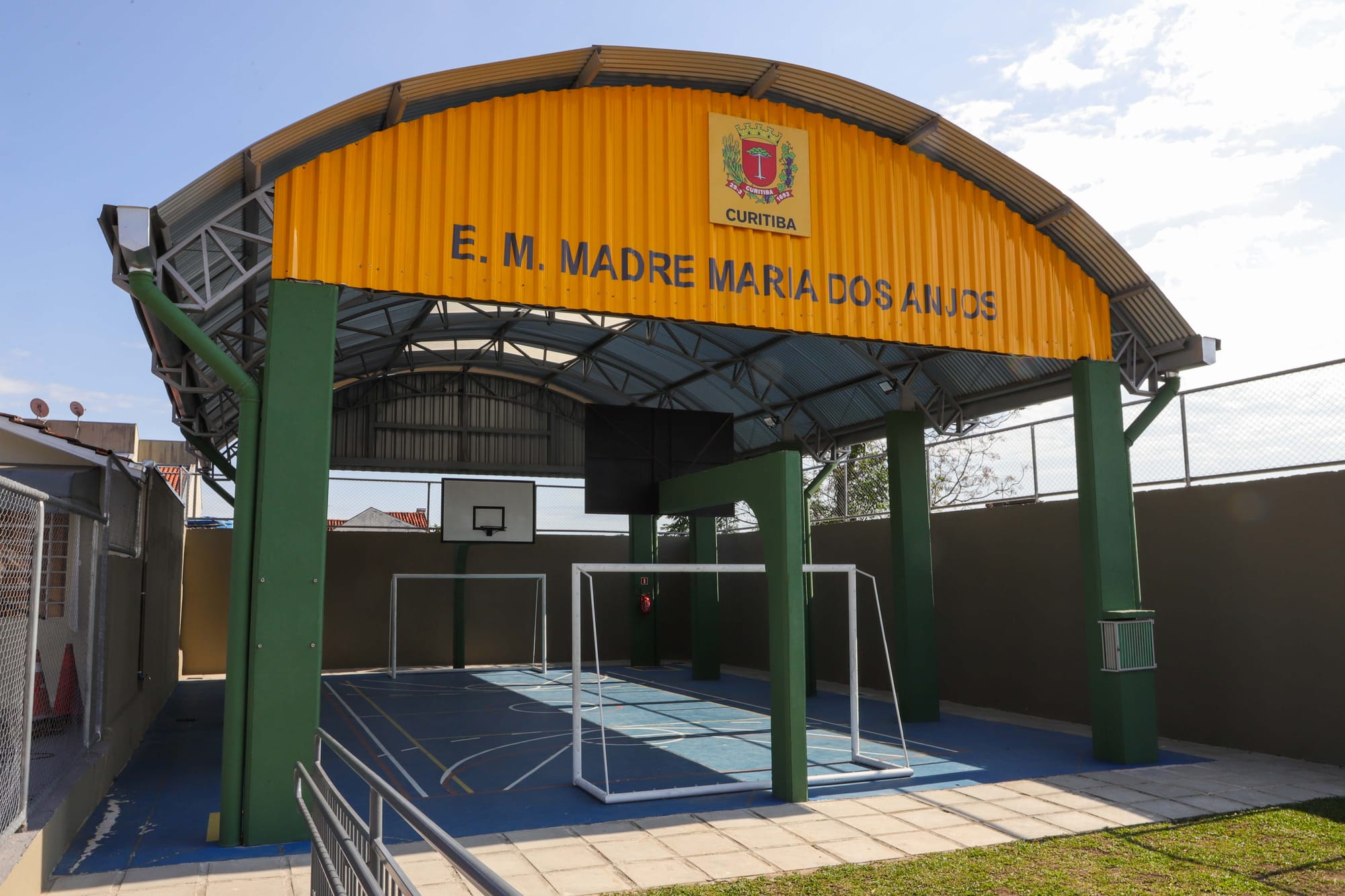 Fala Curitiba: Cinco escolas com quadras  aprovadas continuam esperando