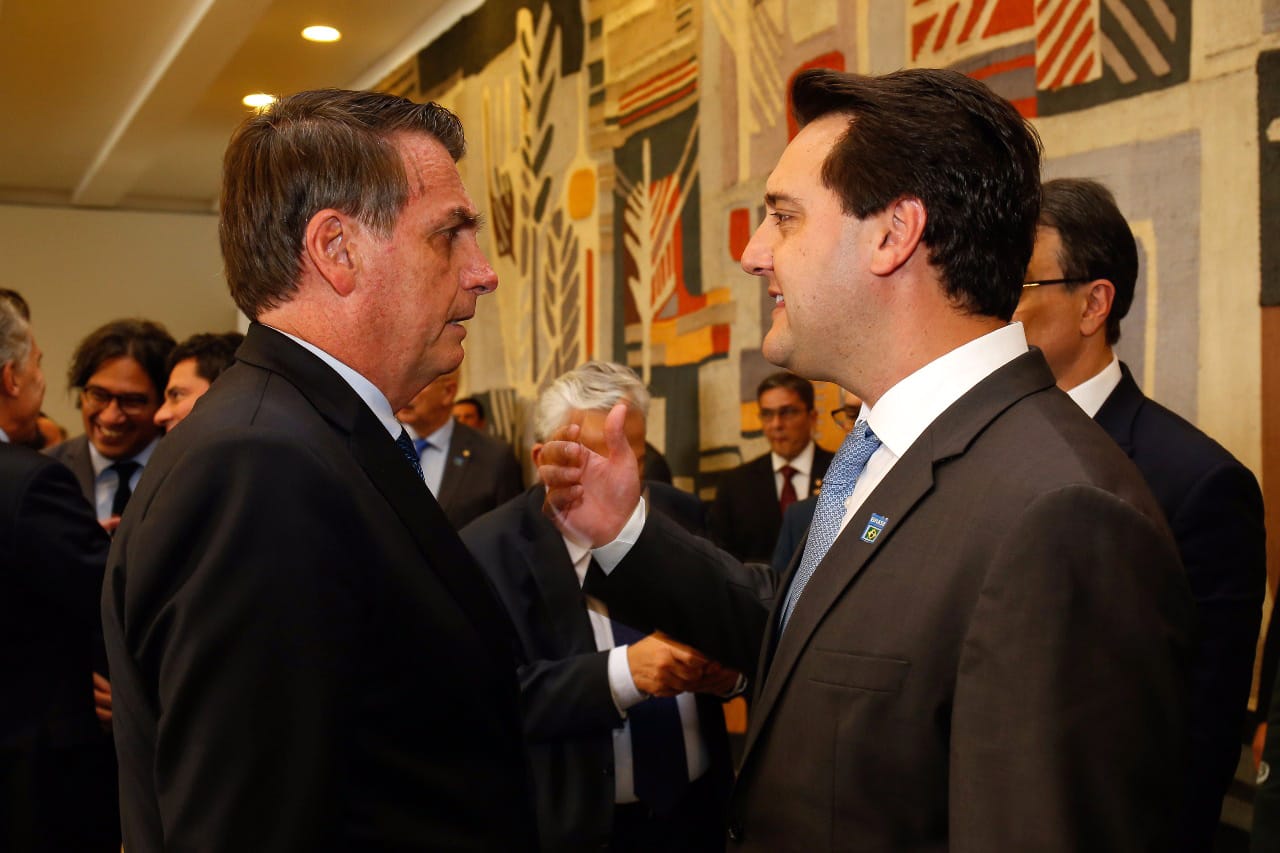 Afastamento de Ratinho Jr. já causa críticas de Eduardo Bolsonaro