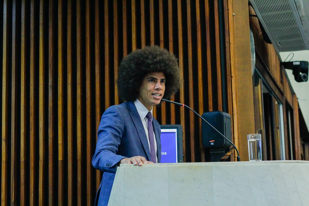 homem negro de paletó