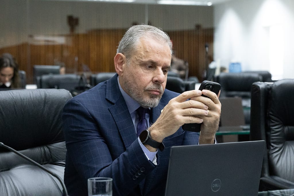 Após faltar a sessões da CCJ sem ser punido, Ricardo Arruda pede cassação de denunciantes