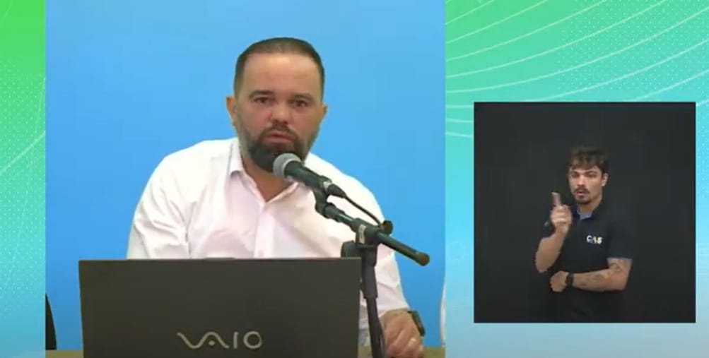 homem branco e intérprete libras