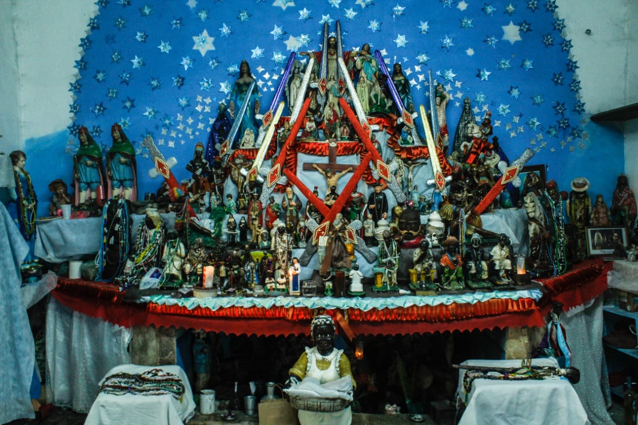 altar de umbanda com imagens de santos