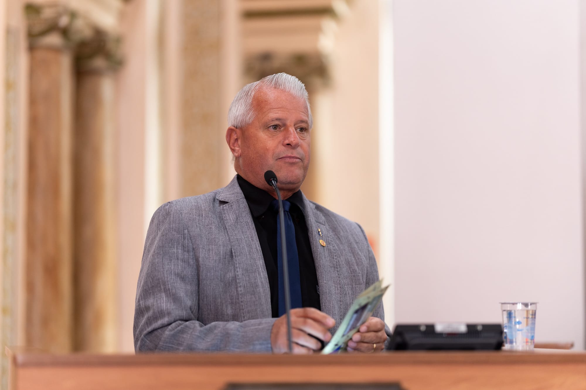 Mesmo tendo criticado vereadora em plenário, Sidnei Toaldo deve julgar caso de Professora Angela