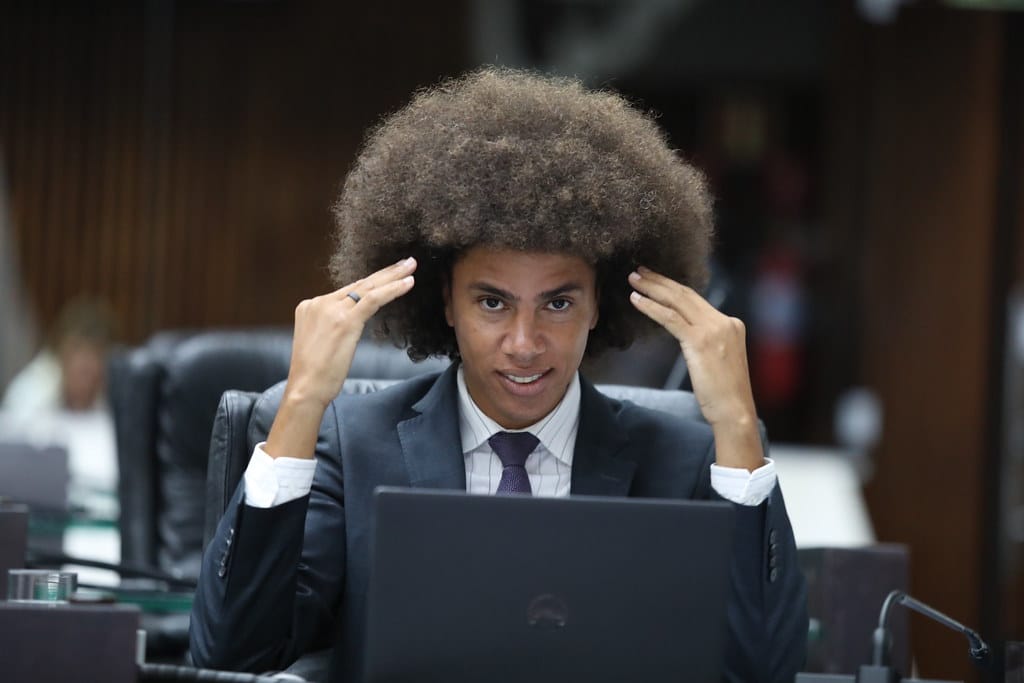 Justiça suspende punição de Renato Freitas na Assembleia
