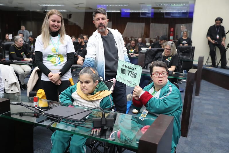 pessoas brancas na alep. Dois cadeirantes, duas em pé.