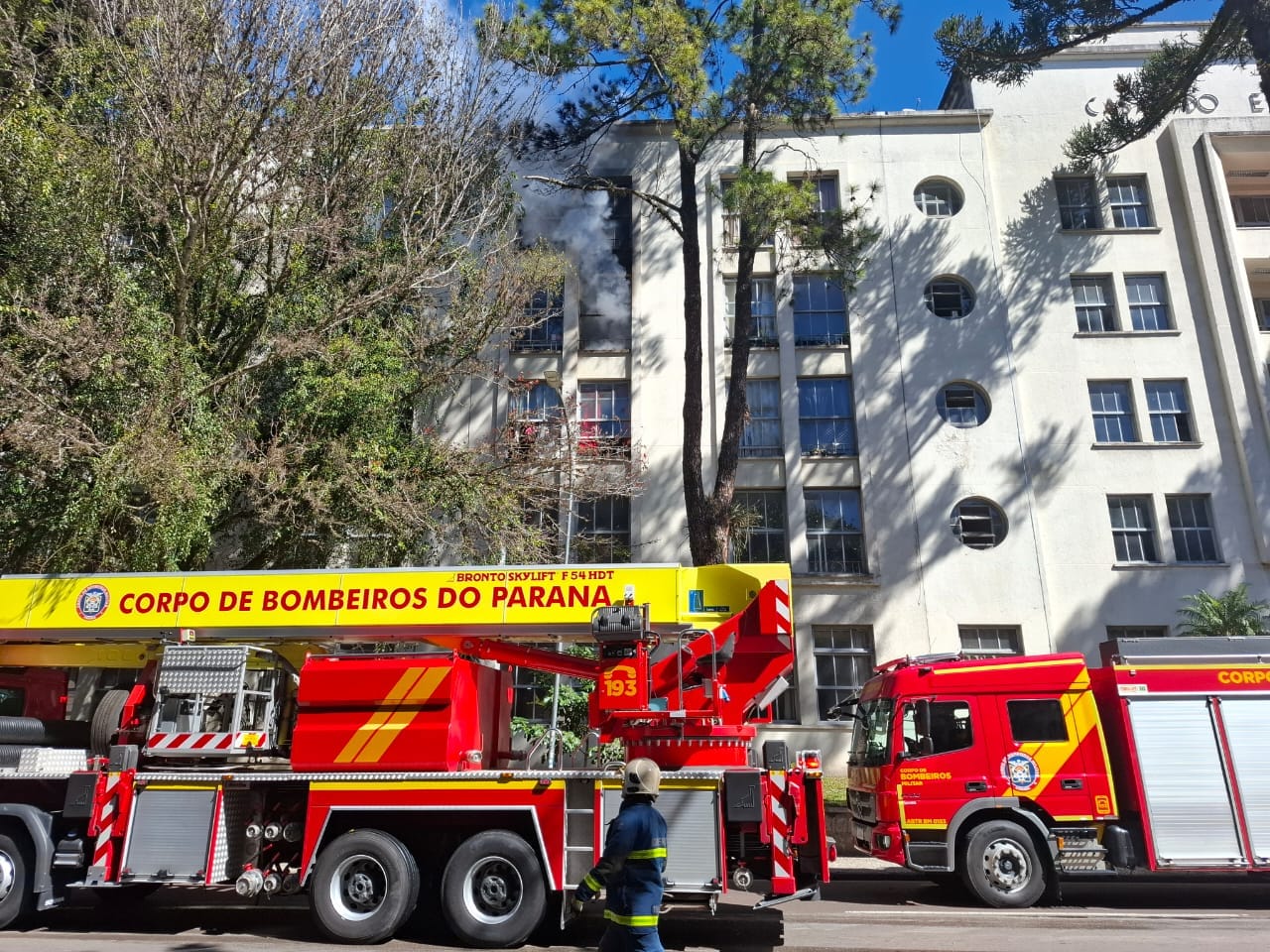 Incêndio atinge parte da Casa do Estudante Universitário, no Centro de Curitiba