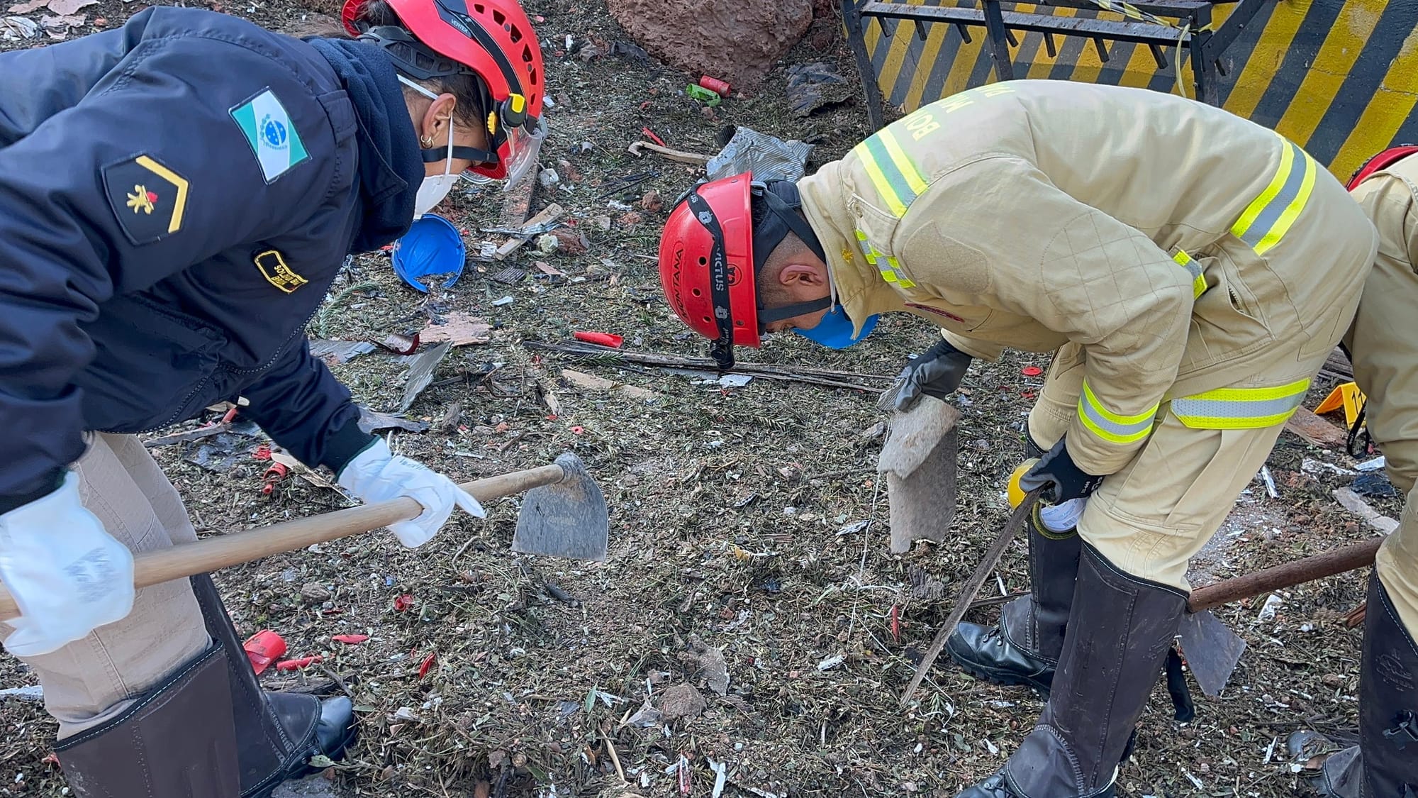 bombeiros com ferramentas