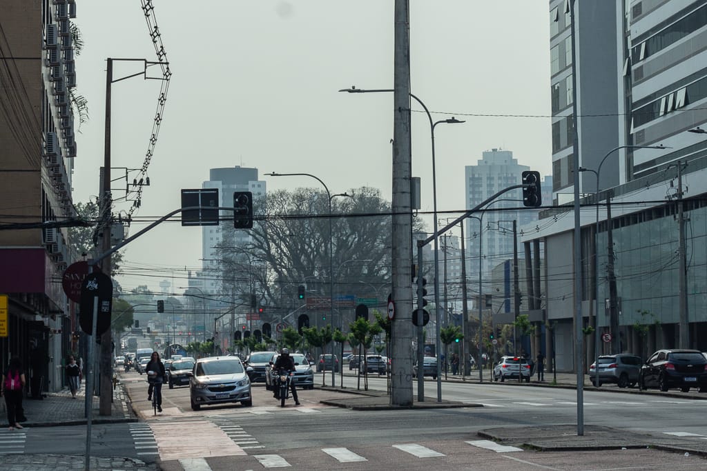 Apesar das nuvens, não deve chover em Curitiba. Veja previsão para o fim de semana
