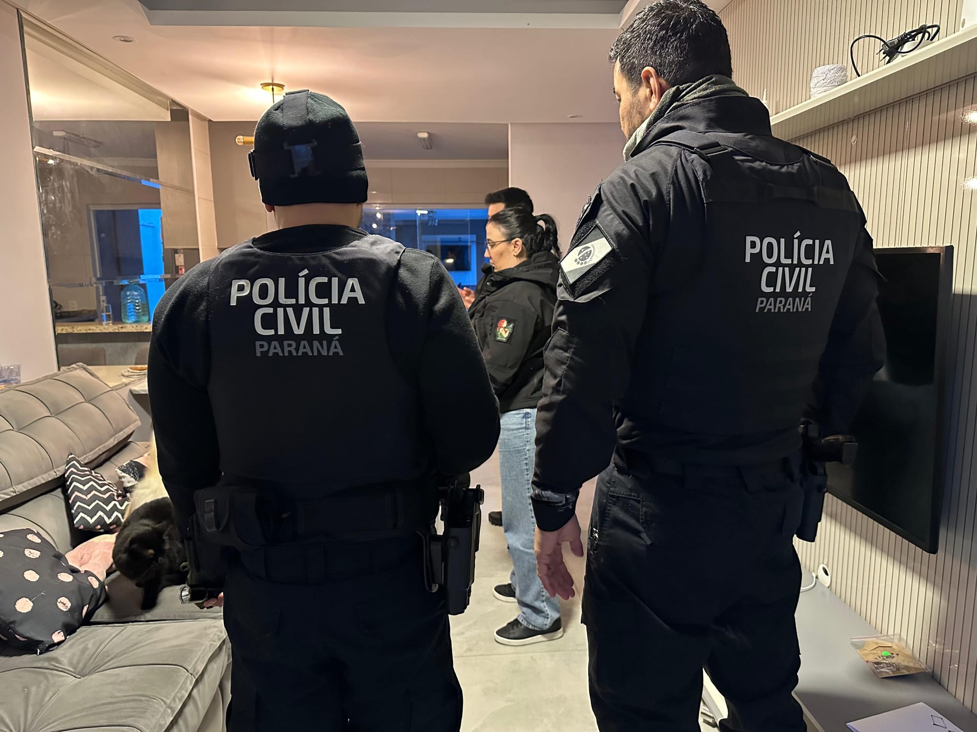 pessoas vestindo roupa preta e portando armas