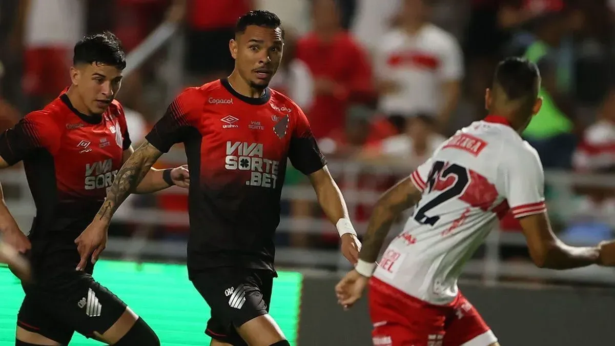 Vitória contra o CRB reduz risco de queda do Athletico para a Série C. Veja os números