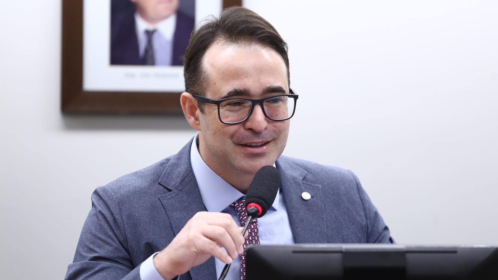 Projeto proíbe exposição de fotos de crianças por escolas, como faz Prefeitura de Curitiba