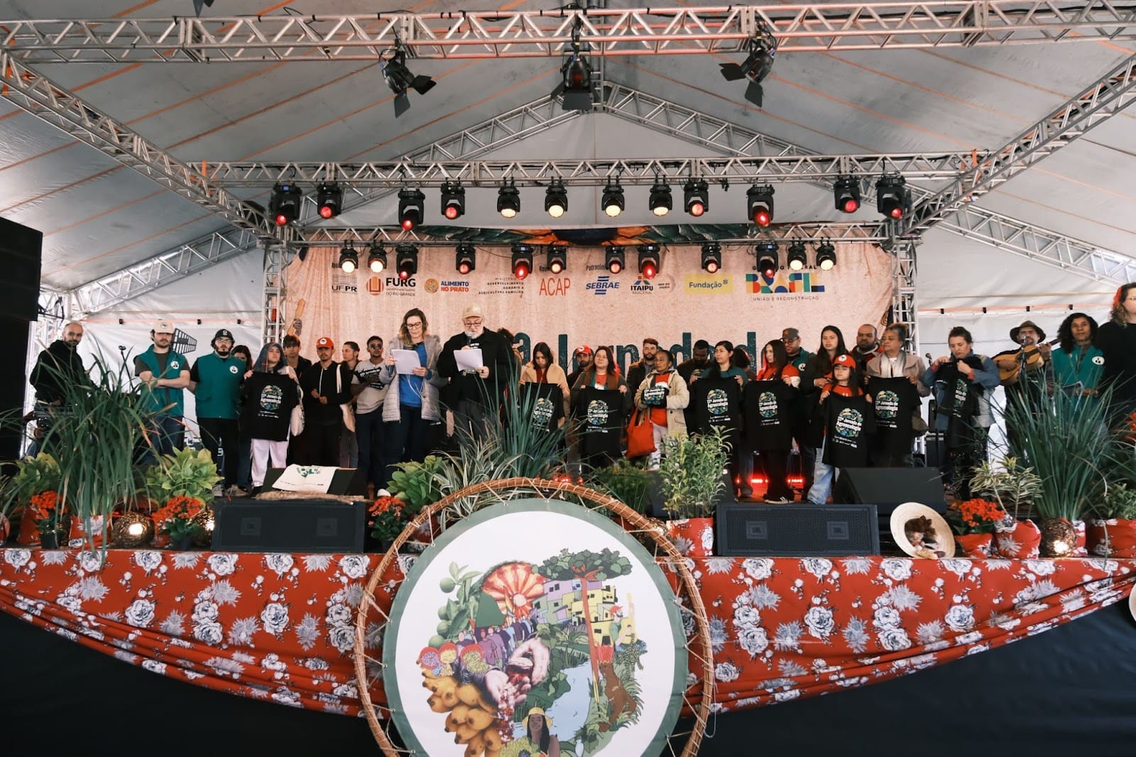 pessoas no palco 