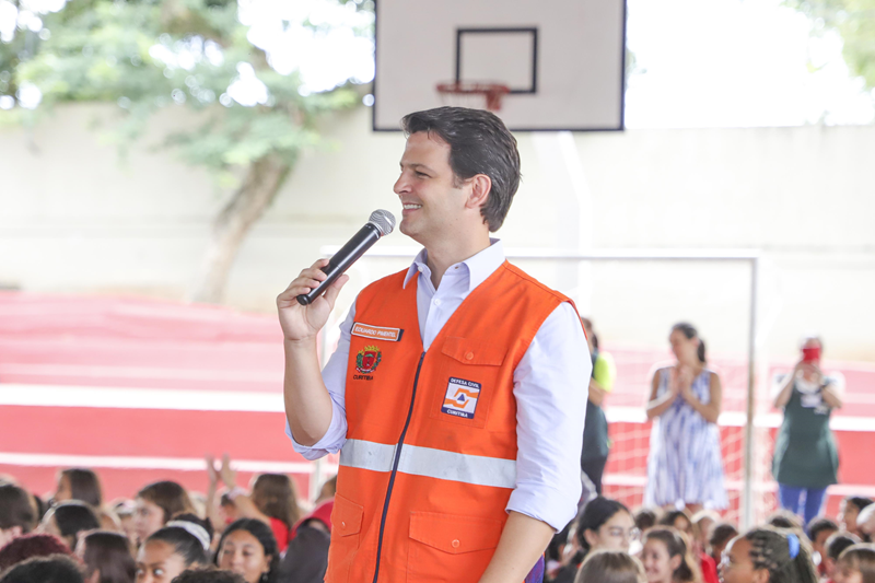 "Adultização" de crianças na internet: Curitiba prevê uso de fotos de alunos em redes de políticos