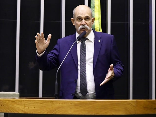 homem branco de bigode e gravata