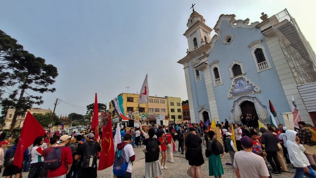 Pessoas em frente à Igreja