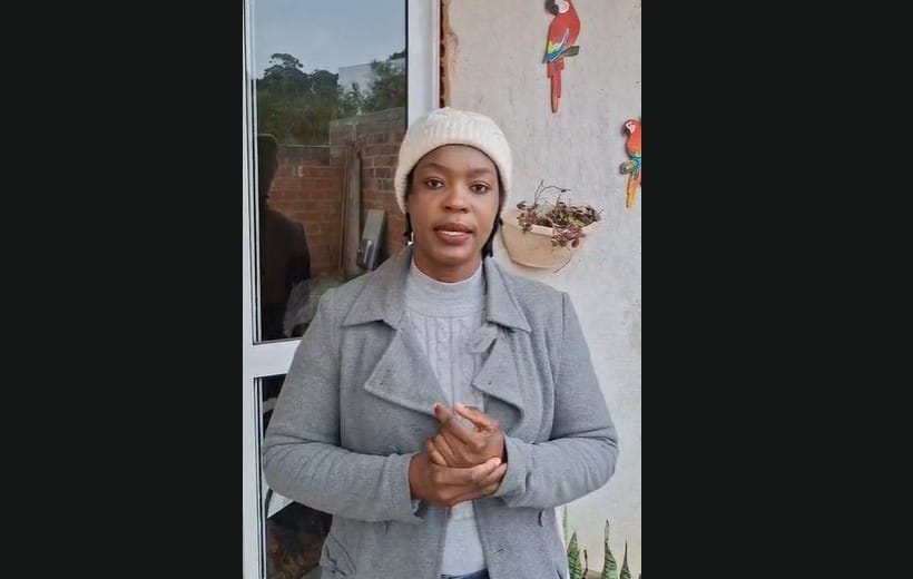 mulher negra de touca