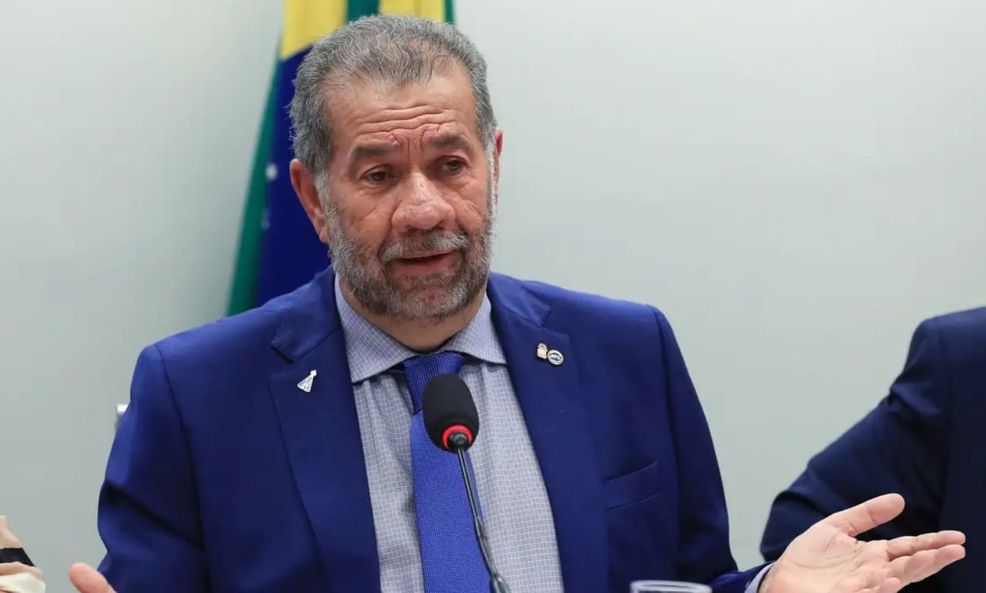 homem branco de gravata