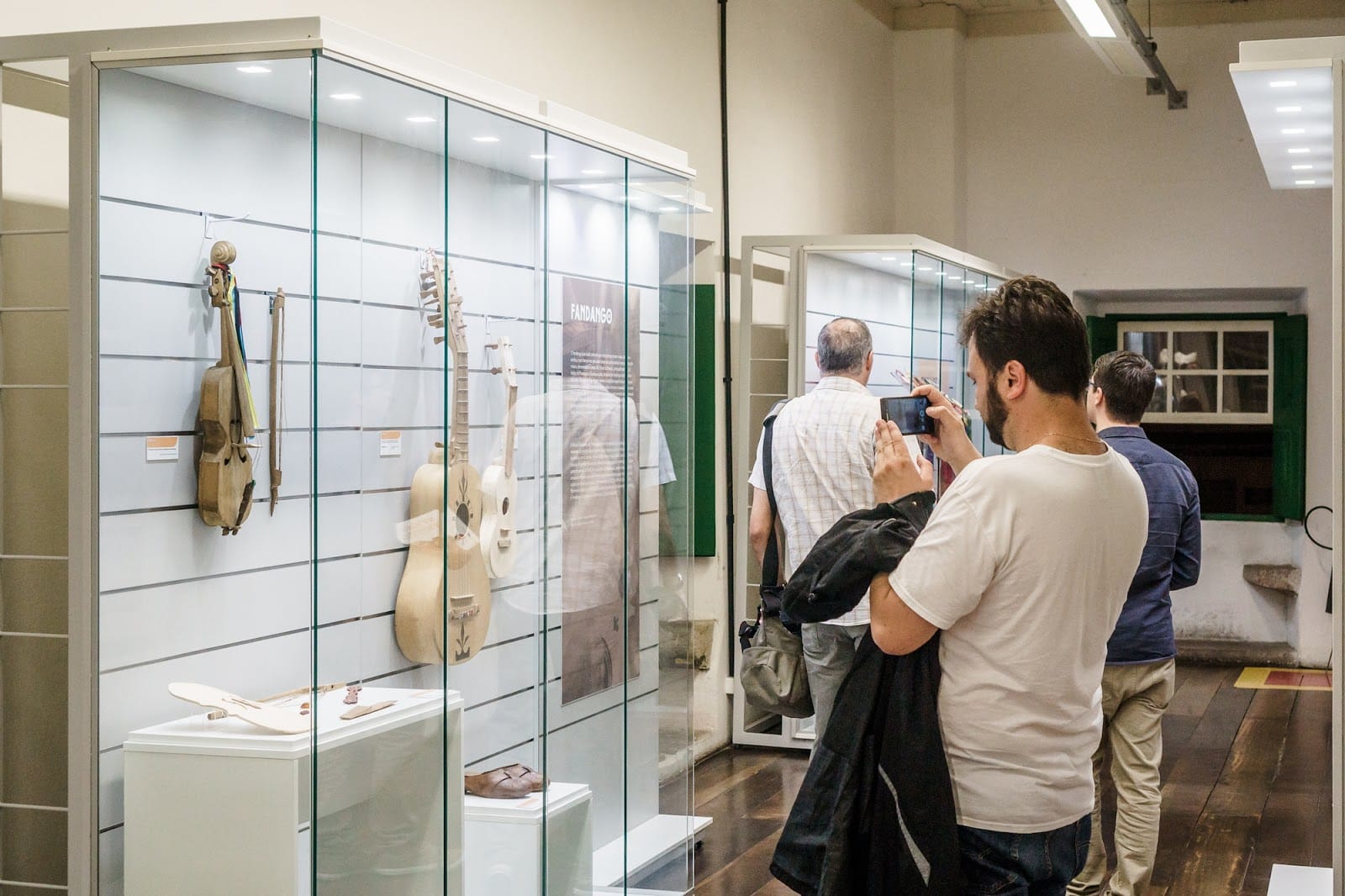 Entre fios, barro e fé: exposição do MAE-UFPR celebrou a cultura popular brasileira por quase uma década