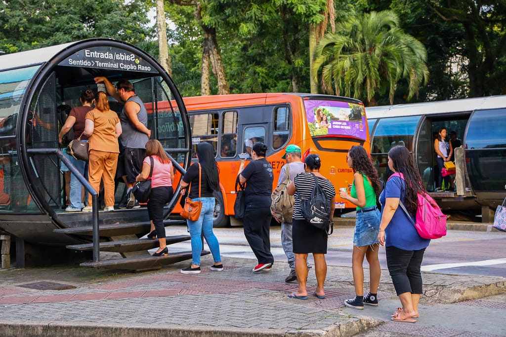 pessoas na fila da estação-tubo