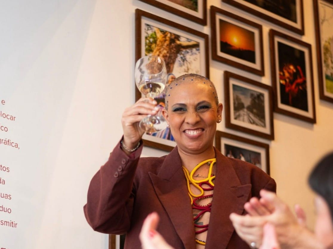 mulher negra careca sorrindo